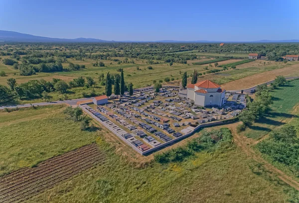 Kirche und eingezäunter Friedhof im Hinterland der dalmatinischen Zagora — Stockfoto