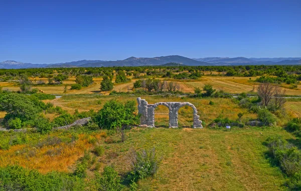 Vue aérienne des vestiges romains de Burnum près de Oklaj, Croatie — Photo