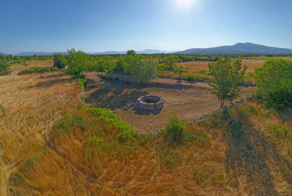 Luchtfoto van de Keltische put in het Dalmatische achterland — Stockfoto