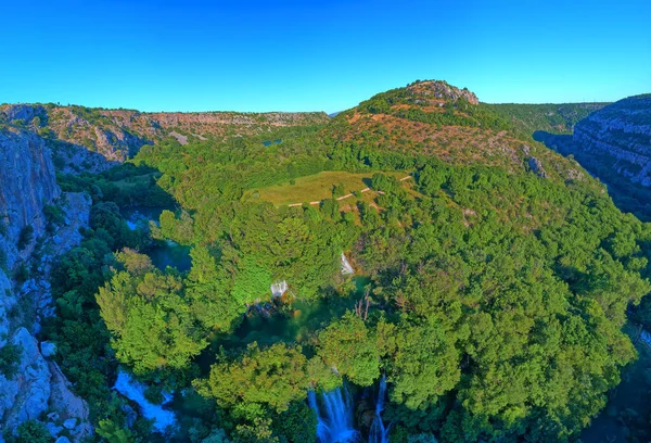 Luftaufnahme des Wasserfalls Manojlovac in Kroatien in der Schlucht des Flusses Krka — Stockfoto