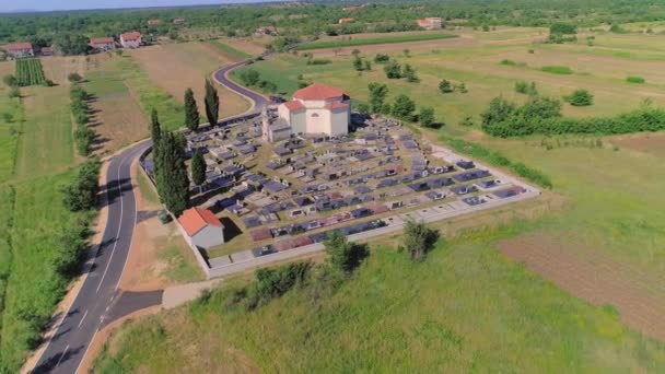 Kirke og indhegnet kirkegård i baglandet Dalmatian Zagora – Stock-video