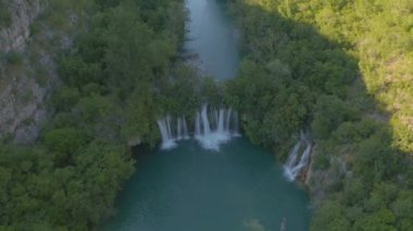 Hırvatistan 'daki Krka Nehri kanyonundaki şelale manzarası