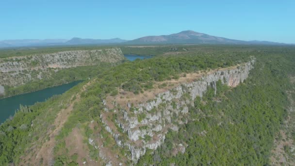 Uitzicht vanuit de lucht op het plateau boven de Krka-kloof in Kroatië — Stockvideo