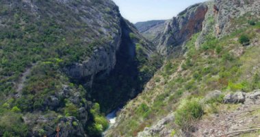 Hırvatistan 'da Cikola Nehri kanyonu