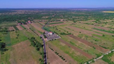 Dalmaçyalı Zagora 'daki kilise ve çitli mezarlık.