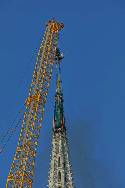 Operatie om de noordelijke toren van de kathedraal van Zagreb te scheiden — Stockfoto