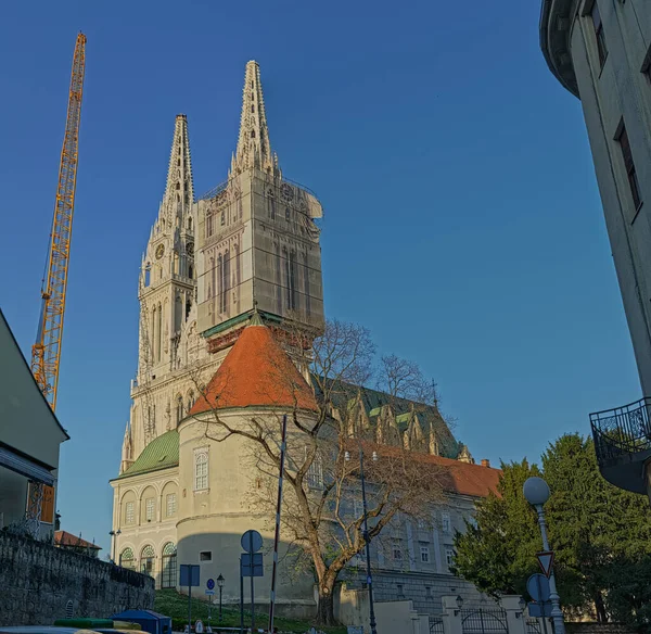 Operation to separate the north tower of the Zagreb Cathedral — Stock Photo, Image
