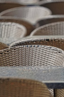 Kafede boş sandalyeler