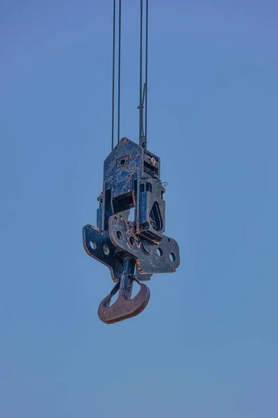 Large crane hook for heavy lifting — Stock Photo, Image