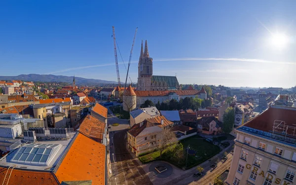 Poškozená katedrála při zemětřesení, které zasáhlo Záhřeb — Stock fotografie