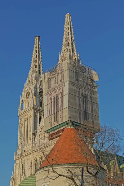 Operacja rozdzielenia północnej wieży katedry w Zagrzebiu — Zdjęcie stockowe