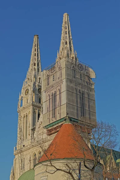 Operatie om de noordelijke toren van de kathedraal van Zagreb te scheiden — Stockfoto