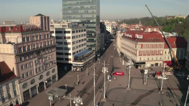 Covid-19 salgını nedeniyle karantina sırasında Zagreb Ilica Caddesi — Stok video