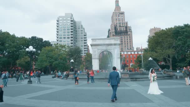Washington Square Park 'taki yeni evliler New York kemerinin önünde. — Stok video