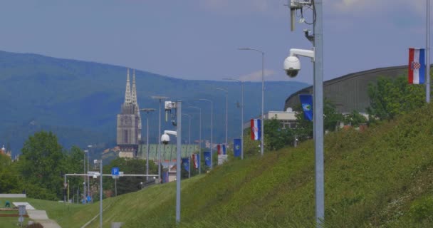 Hikvision videocamera op paal in Zagreb — Stockvideo