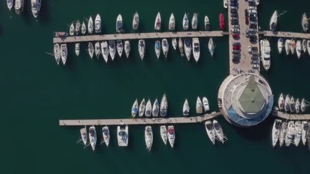 Μαρίνα και λιμάνι στην Πούλα της Κροατίας — Αρχείο Βίντεο