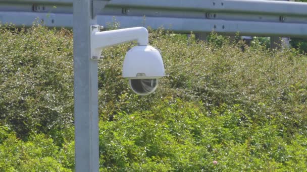 Hikvision videocamera op paal in Zagreb — Stockvideo