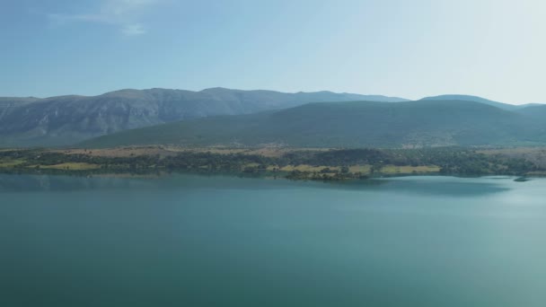 Reservoir λίμνη Peruca στον ποταμό Cetina, Κροατία — Αρχείο Βίντεο