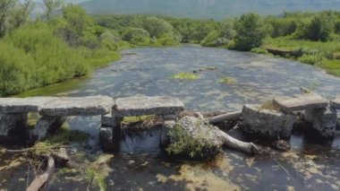 Cetina nehrindeki eski yaya köprüsünün drone görüntüsü