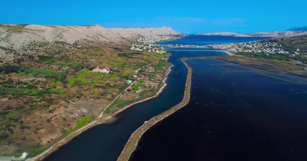 Panorama aérien de la mer historique sur l'île de Pag 