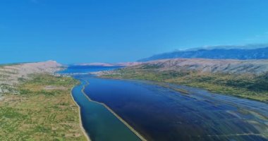 Pag Adası 'ndaki tarihi tuzlu suyun hava manzarası.