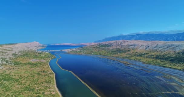 Luchtpanorama van de historische saladern op eiland Pag — Stockvideo