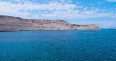 Pag adasından feribotla, kayalık araziyle ayrılıyor.