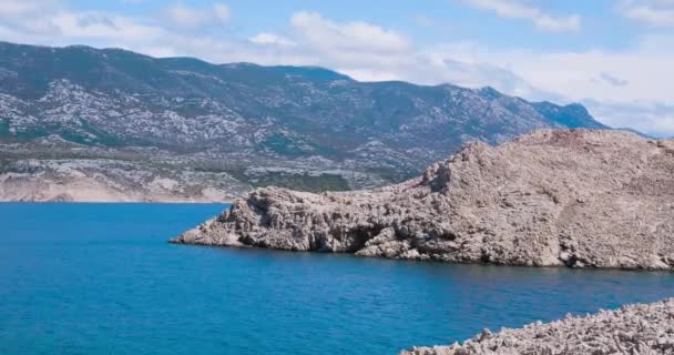 Leaving island Pag by ferry, rocky landscape — Stock Video