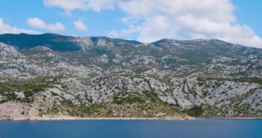 Pag Adası ve kara arasındaki Velebit Kanalı manzarası