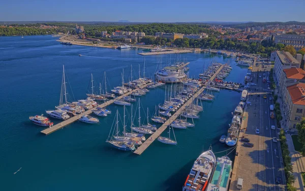 Marina e porto em Pula, Croácia — Fotografia de Stock