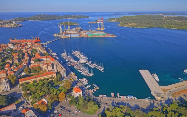 Pula panorama met oude scheepswerf — Stockfoto