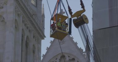 Crane tırmanışçıları ve mühendisleri indirdi.