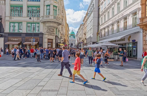 Eine der Haupteinkaufsstraßen in Wien — Stockfoto