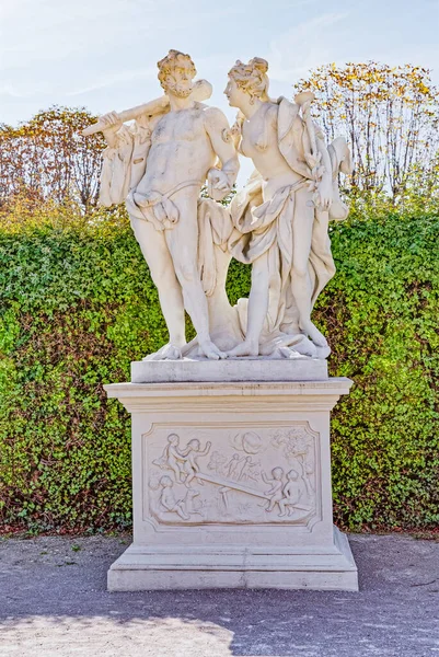 Wenen stenen beelden in Belvedere tuinen Oostenrijk — Stockfoto