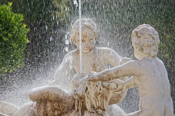 Estátuas de pedra de Viena Belvedere na fonte Áustria — Fotografia de Stock