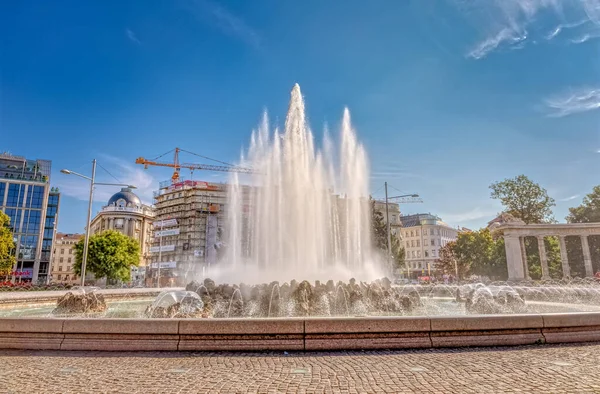 Schwarzenbergplatz fontän i Wien — Stockfoto