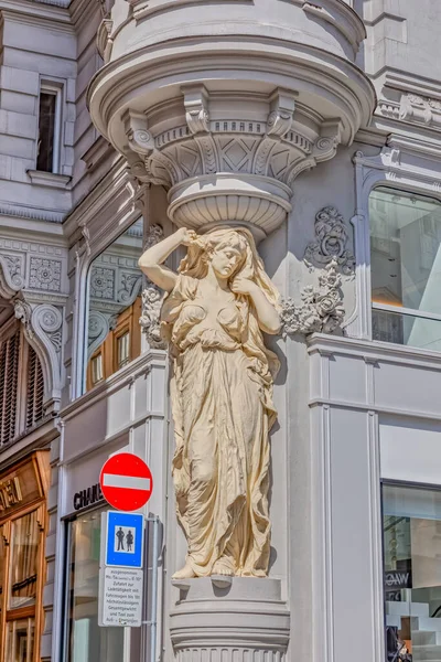 Estatua de una mujer en un edificio histórico del centro de Viena — Foto de Stock