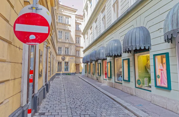 Calle estrecha Kleeblattgasse en el centro de Viena — Foto de Stock