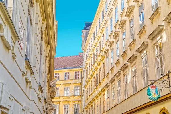 Narrow street buildings Jordangasse in Wien city center — Stock Photo, Image