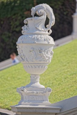 Avusturya, Wien 'deki Belvedere bahçelerinde taş vazo heykeli