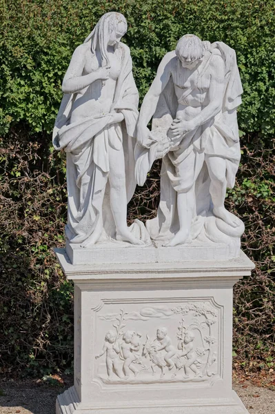 Stone statues in Belvedere gardens in Wien, Austria — Stock Photo, Image