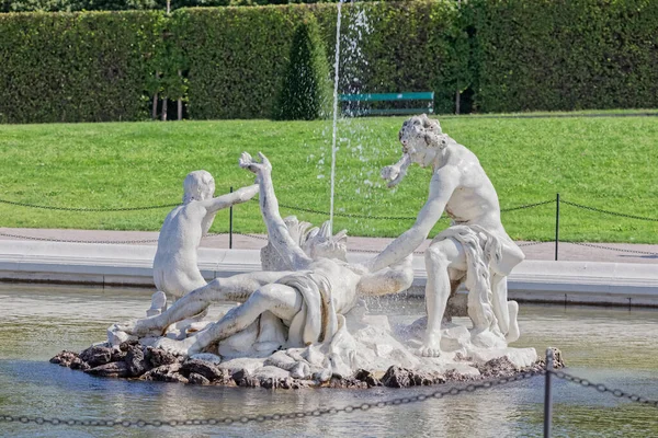 Belvedere statyer sten i fontän i Wien, Österrike — Stockfoto