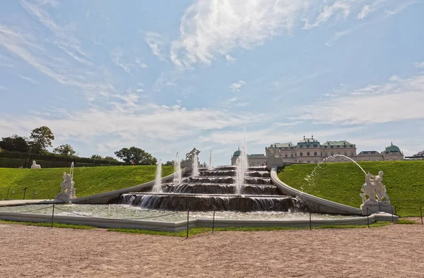 Fonteincascades in de tuinen van Belvedere in Wenen, Oostenrijk — Stockfoto