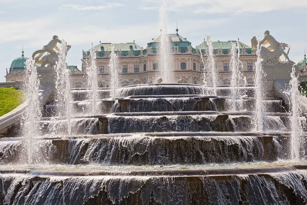 ウィーン,オーストリアのベルヴェデーレ庭園の噴水のカスケード — ストック写真