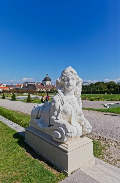 Skulptur Belvedere Sphinx i trädgården i Wien, Österrike — Stockfoto