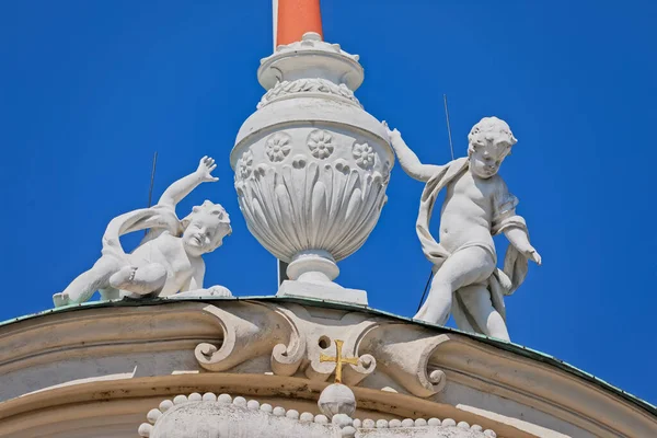 Estátuas do telhado do edifício Belvedere Superior em Wien, Áustria — Fotografia de Stock