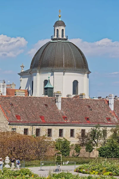 Pohled na kostel z palácové zahrady Belvedere ve Vídni — Stock fotografie