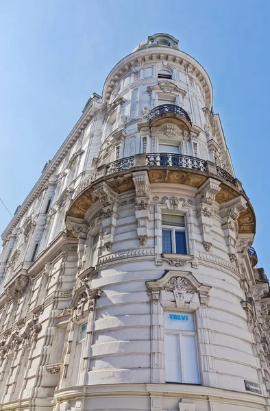 Esquina redonda del edificio en el centro de la ciudad de Wien — Foto de Stock