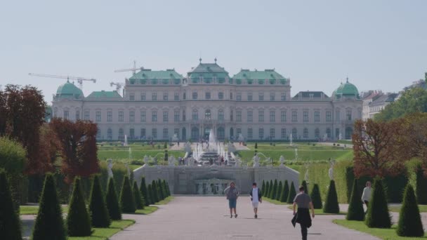 Viena caminho a pé em Belvedere jardins Áustria — Vídeo de Stock