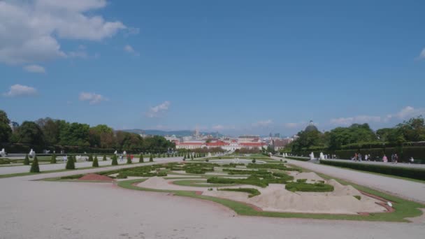 Περπάτημα μονοπάτι σε κήπους Belvedere σε Wien, Αυστρία — Αρχείο Βίντεο